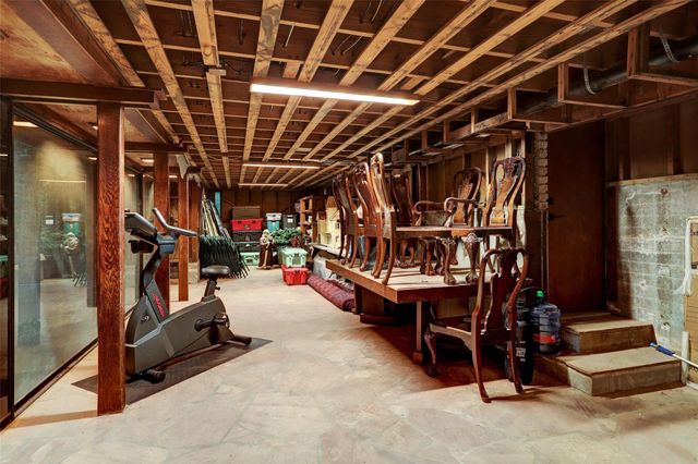 8 Tiel Way, Houston, TX 77019