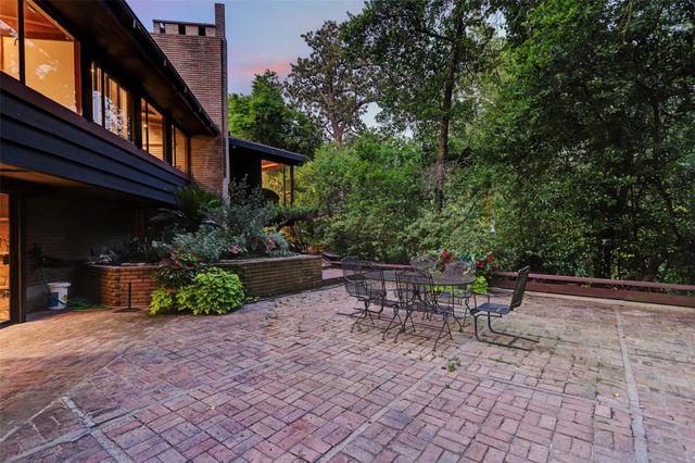 8 Tiel Way, Houston, TX 77019