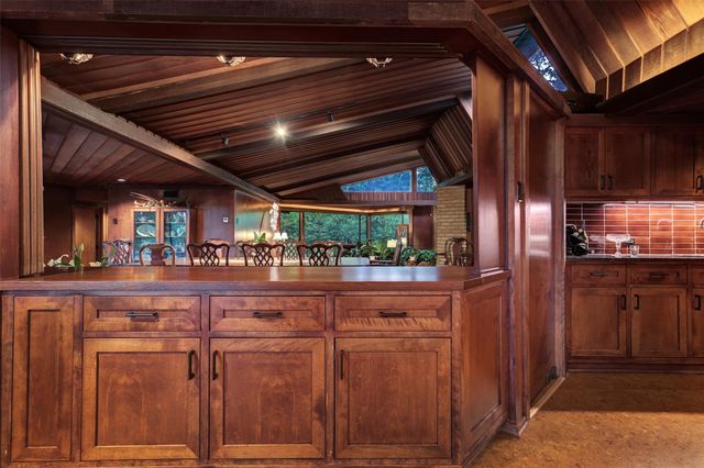 8 Tiel Way, Houston, TX 77019