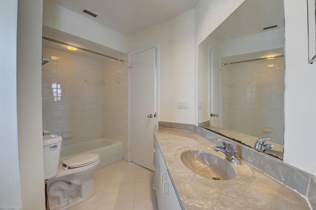 8644 Eagle Run Drive 18, Boca Raton, FL 33434