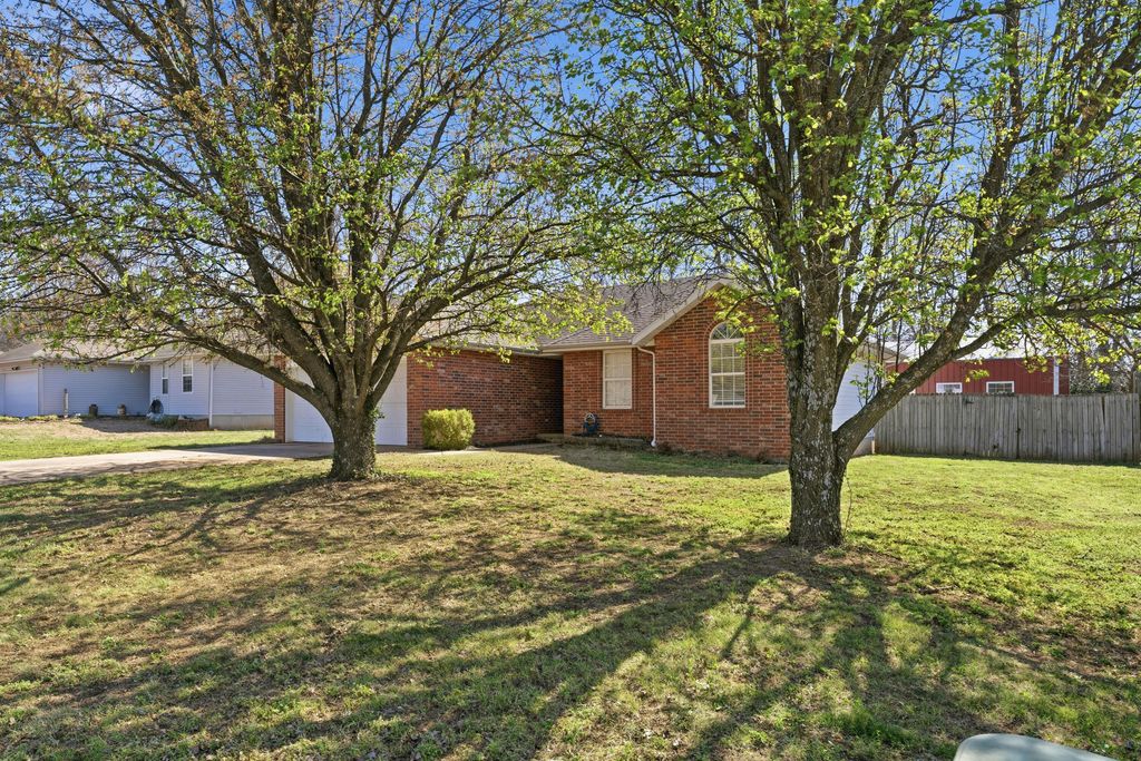 121 Holly Circle, Willard, MO 65781