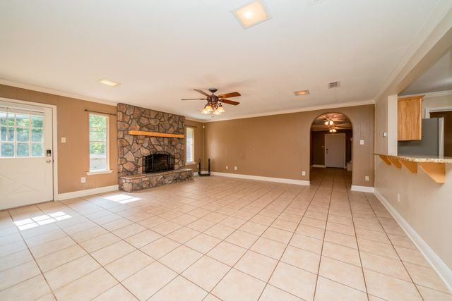8 Hollers St, Longview, TX 75601