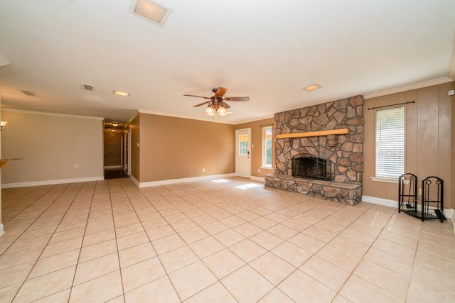 8 Hollers St, Longview, TX 75601