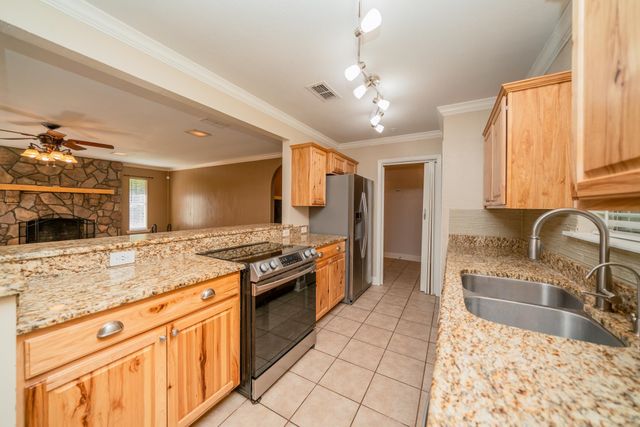 8 Hollers St, Longview, TX 75601