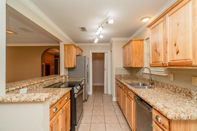 8 Hollers St, Longview, TX 75601