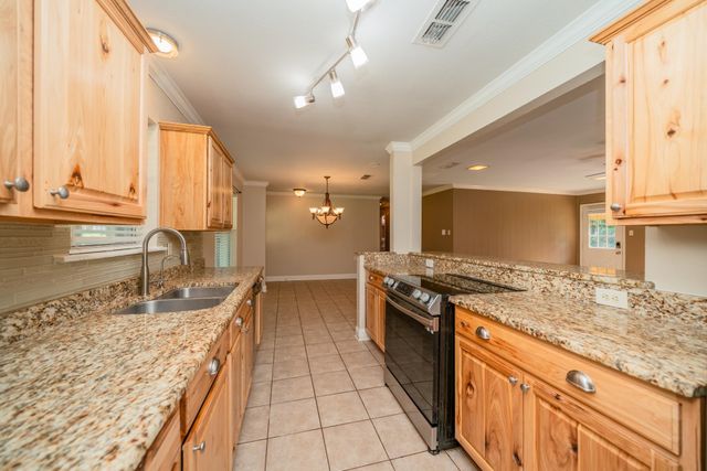 8 Hollers St, Longview, TX 75601