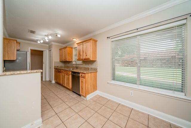 8 Hollers St, Longview, TX 75601