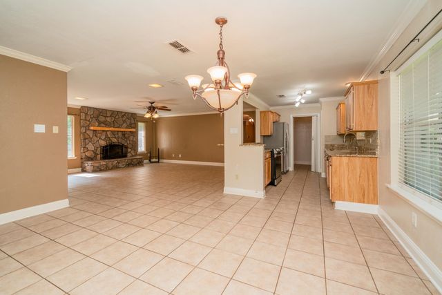 8 Hollers St, Longview, TX 75601