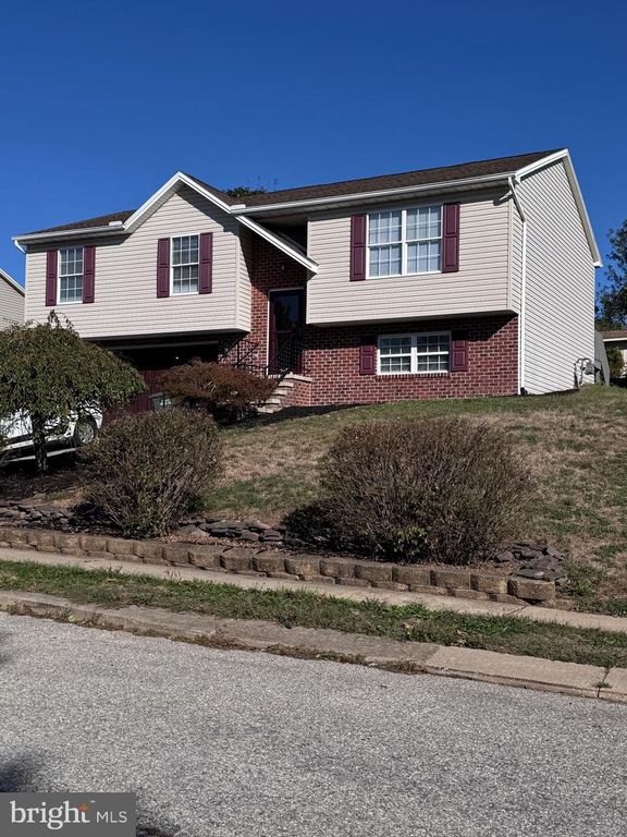 2954 VILLAGE SQUARE DR, Dover, PA 17315