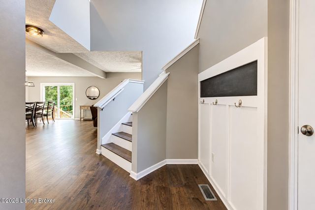 6514 Bridleview Cir, Louisville, KY 40228