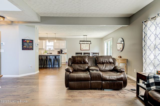 6514 Bridleview Cir, Louisville, KY 40228