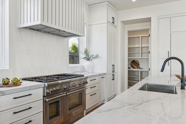 107 E 24th Street, Houston, TX 77008