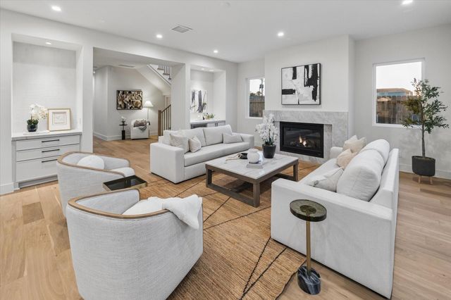 107 E 24th Street, Houston, TX 77008