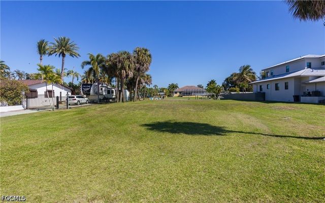 1820 Marina CIR, North Fort Myers, FL 33903