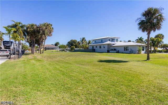 1820 Marina CIR, North Fort Myers, FL 33903