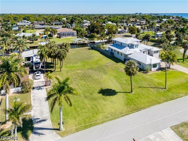 1820 Marina CIR, North Fort Myers, FL 33903