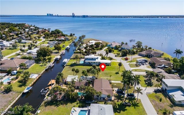 1820 Marina CIR, North Fort Myers, FL 33903