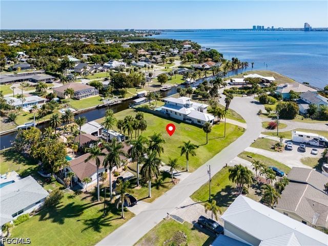 1820 Marina CIR, North Fort Myers, FL 33903