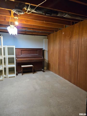 14 Hiel Drive, Bushnell, IL 61422