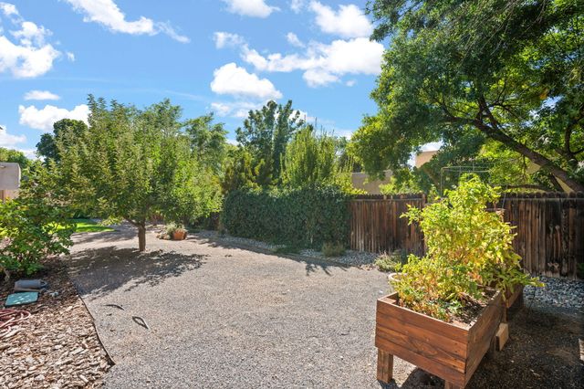 2309 Calle De Real NW, Albuquerque, NM 87104