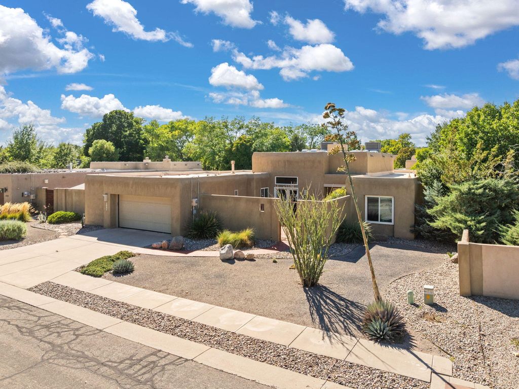 2309 Calle De Real NW, Albuquerque, NM 87104
