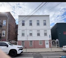 656 N 5th Street, Newark, NJ 07107