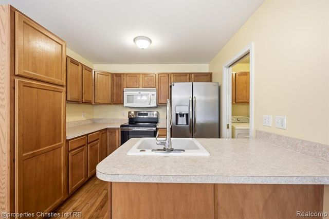 8896 Redstone Drive, Pinckney, MI 48169