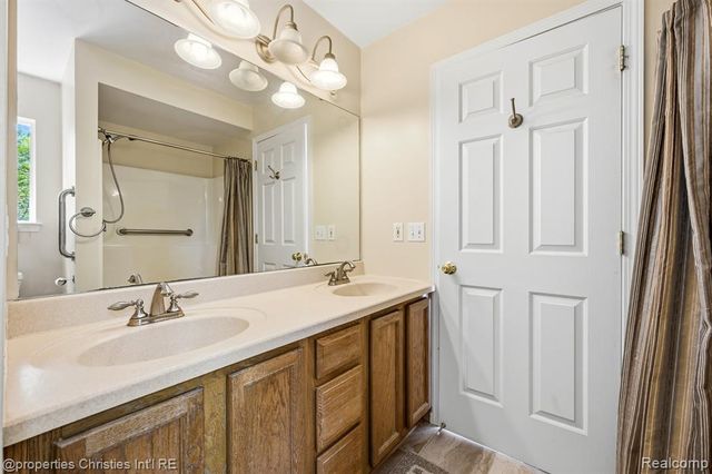 8896 Redstone Drive, Pinckney, MI 48169