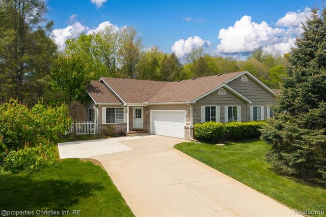 8896 Redstone Drive, Pinckney, MI 48169