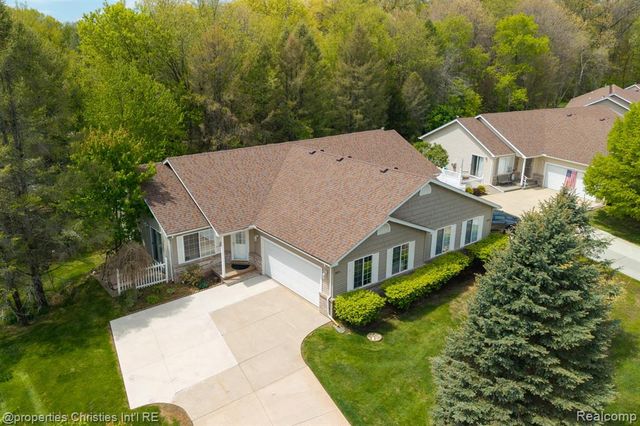 8896 Redstone Drive, Pinckney, MI 48169