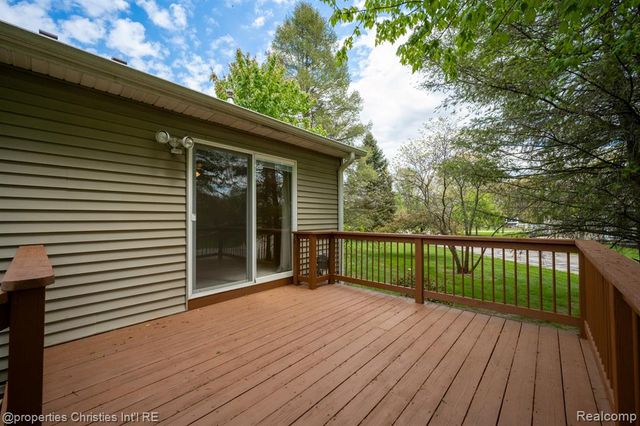 8896 Redstone Drive, Pinckney, MI 48169