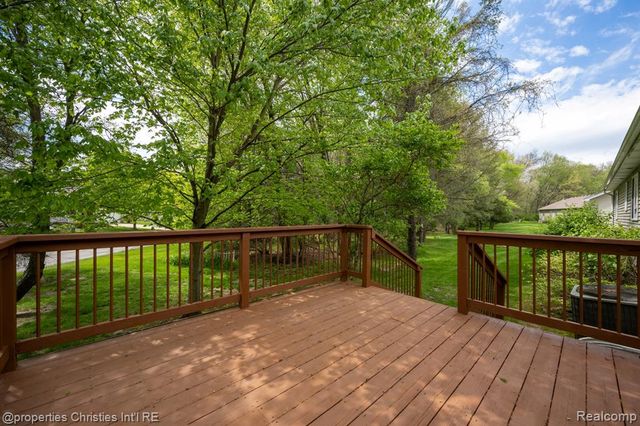 8896 Redstone Drive, Pinckney, MI 48169