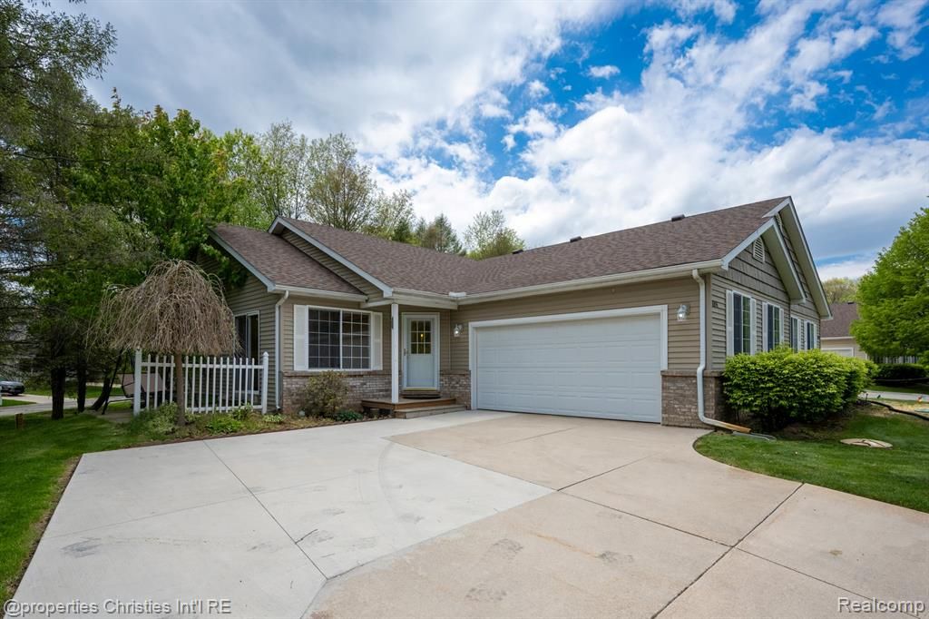 8896 Redstone Drive, Pinckney, MI 48169