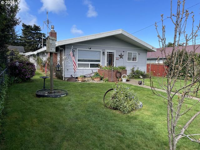 2478 MARION St, North Bend, OR 97459