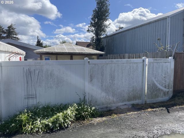 2478 MARION St, North Bend, OR 97459