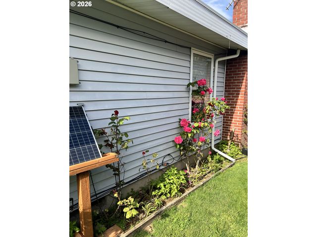 2478 MARION St, North Bend, OR 97459