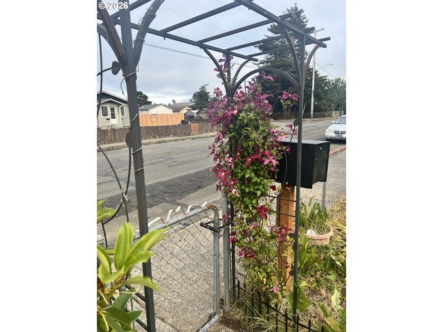 2478 MARION St, North Bend, OR 97459