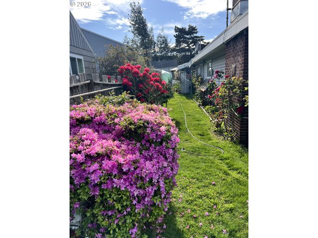 2478 MARION St, North Bend, OR 97459