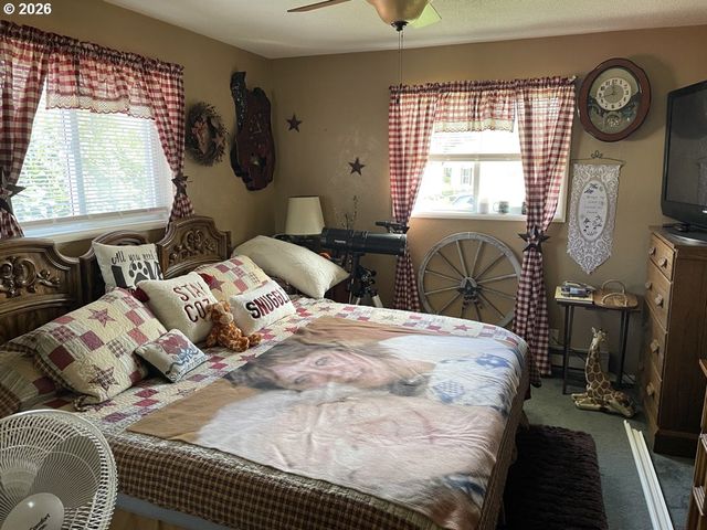 2478 MARION St, North Bend, OR 97459