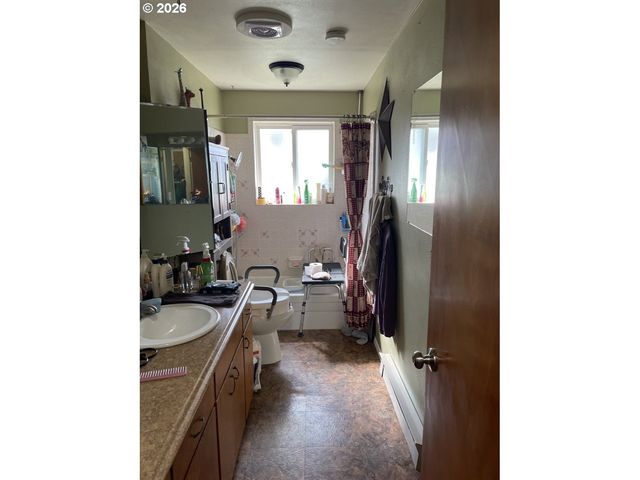 2478 MARION St, North Bend, OR 97459