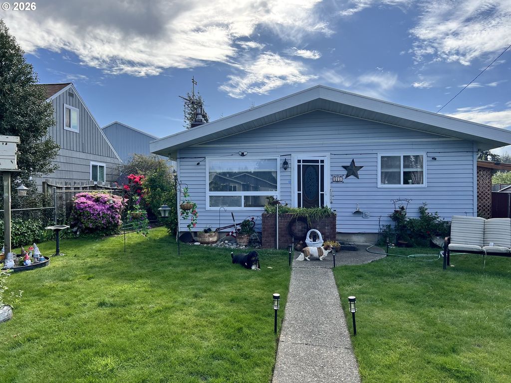 2478 MARION St, North Bend, OR 97459