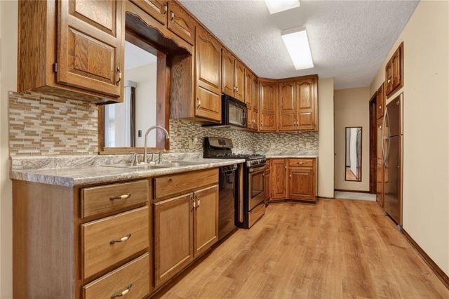 1605 N Hocker Avenue, Independence, MO 64050