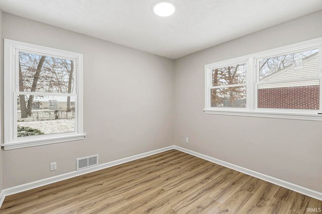 53199 W Oakmont Drive, South Bend, IN 46637