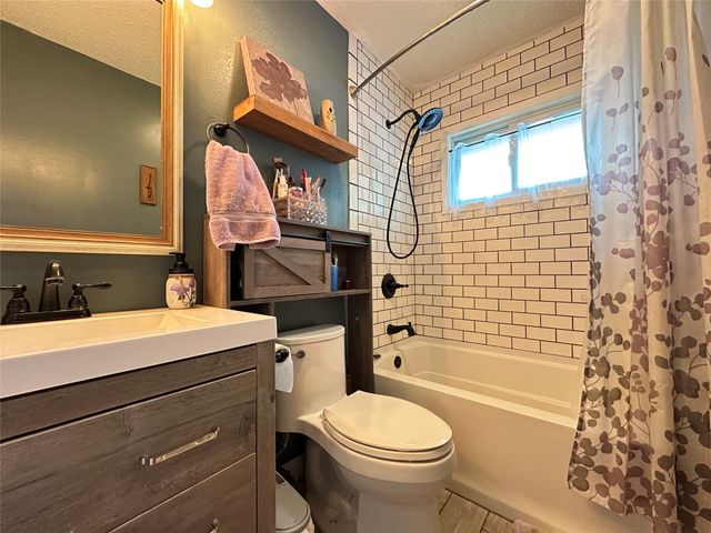 402 SW Ash Drive, Ankeny, IA 50023