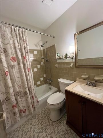 1670 Holly Dr, Gloucester Point, VA 23062