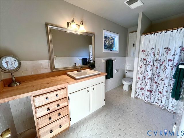 1670 Holly Dr, Gloucester Point, VA 23062