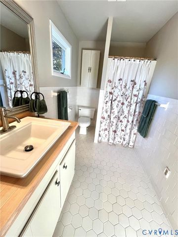 1670 Holly Dr, Gloucester Point, VA 23062