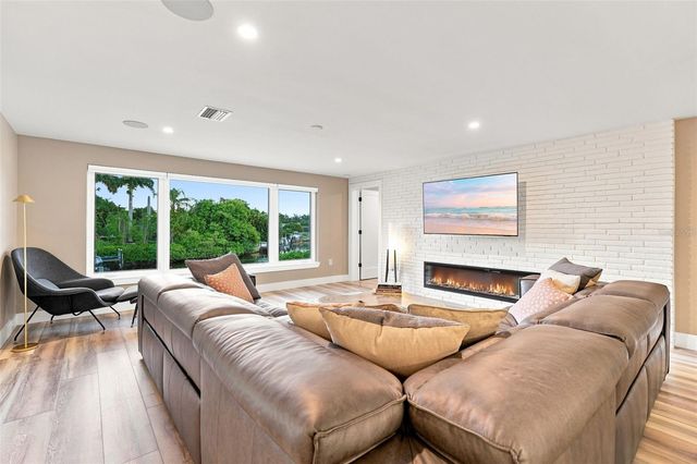 2303 CONSTITUTION BOULEVARD, Sarasota, FL 34231