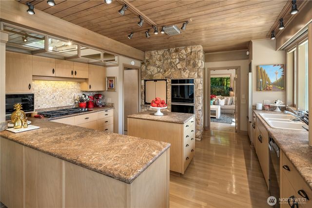 3111 Hunts Point Circle, Hunts Point, WA 98004