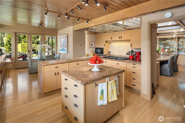 3111 Hunts Point Circle, Hunts Point, WA 98004
